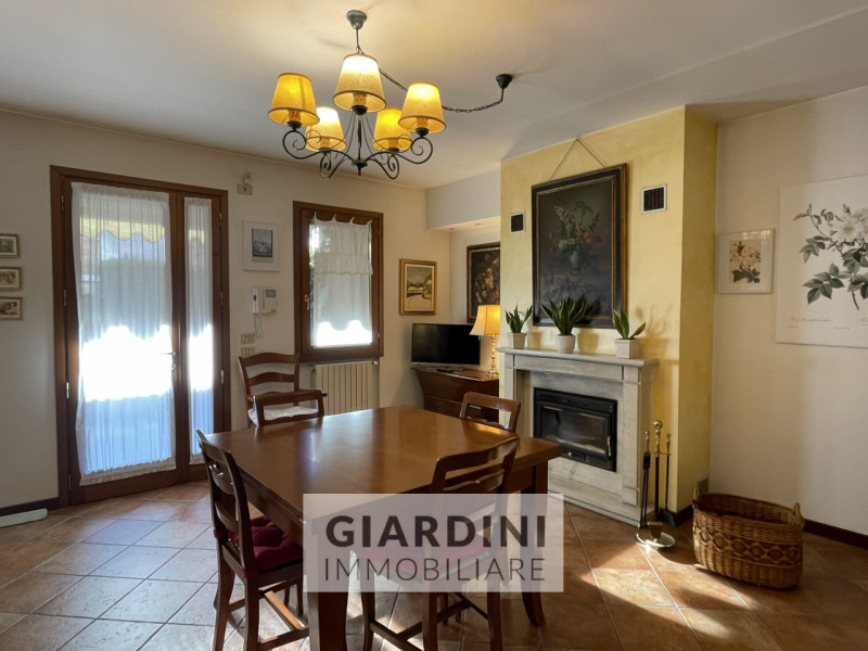 Scopri questa affascinante porzione di trifamiliare su quattro livelli, situata nel cuore di San ...