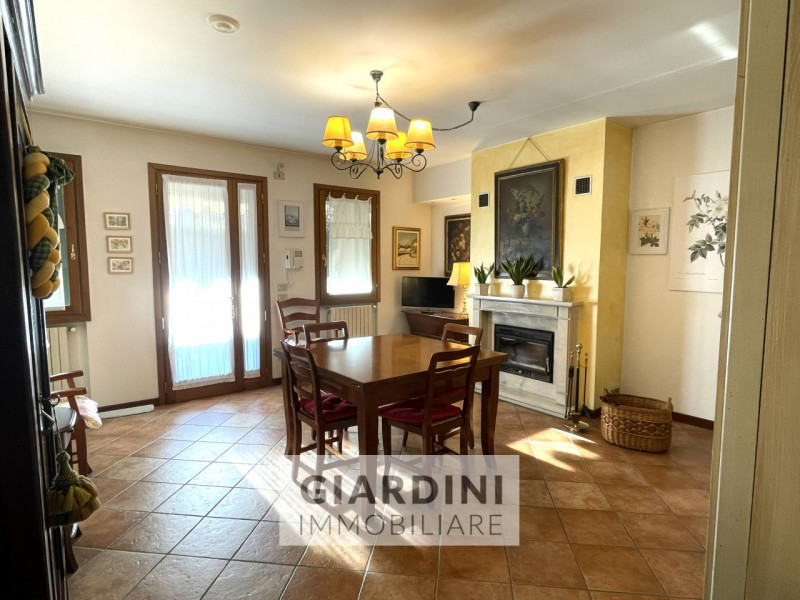 Scopri questa affascinante porzione di trifamiliare su quattro livelli, situata nel cuore di San ...