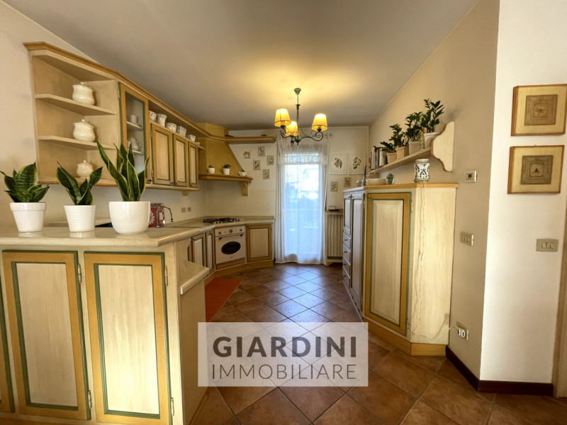 Scopri questa affascinante porzione di trifamiliare su quattro livelli, situata nel cuore di San ...