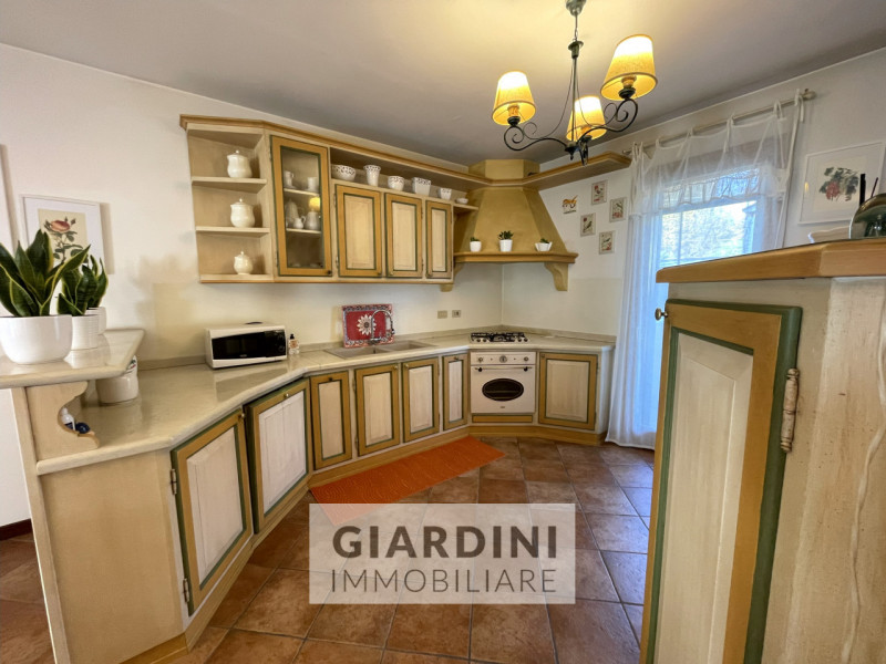 Scopri questa affascinante porzione di trifamiliare su quattro livelli, situata nel cuore di San ...