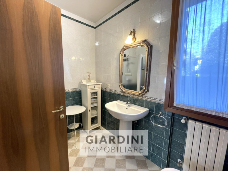 Scopri questa affascinante porzione di trifamiliare su quattro livelli, situata nel cuore di San ...