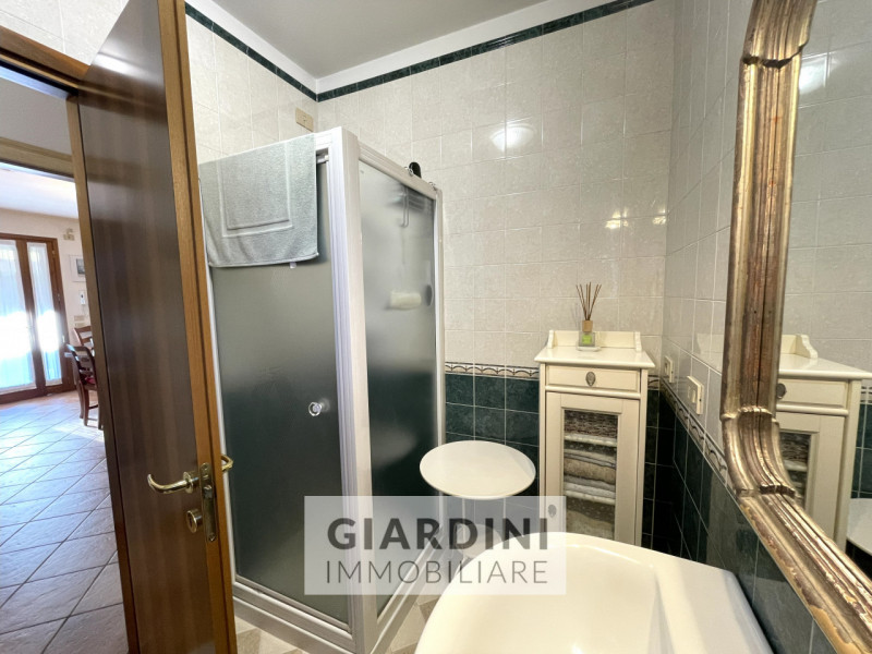 Scopri questa affascinante porzione di trifamiliare su quattro livelli, situata nel cuore di San ...