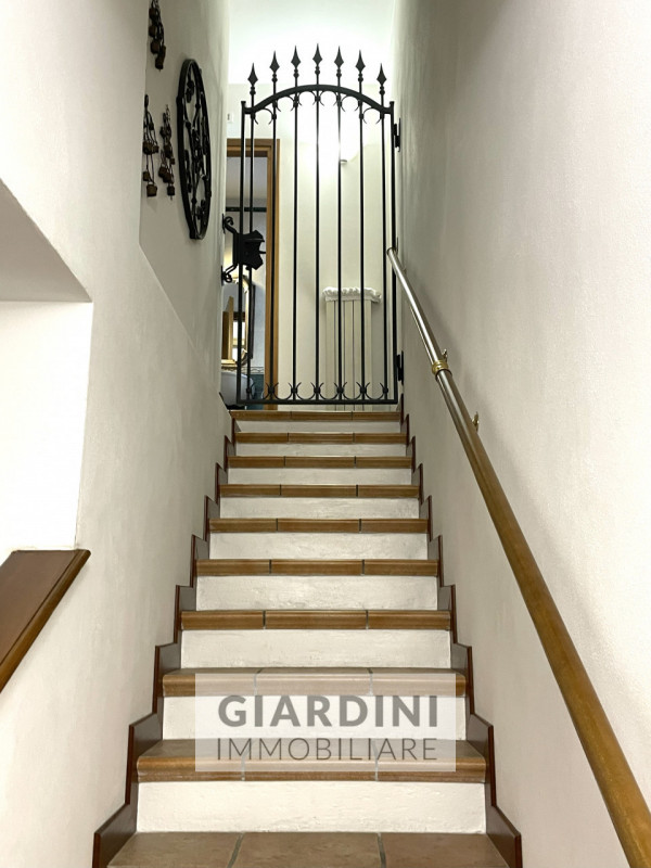 Scopri questa affascinante porzione di trifamiliare su quattro livelli, situata nel cuore di San ...