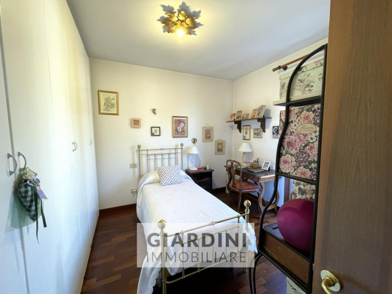 Scopri questa affascinante porzione di trifamiliare su quattro livelli, situata nel cuore di San ...