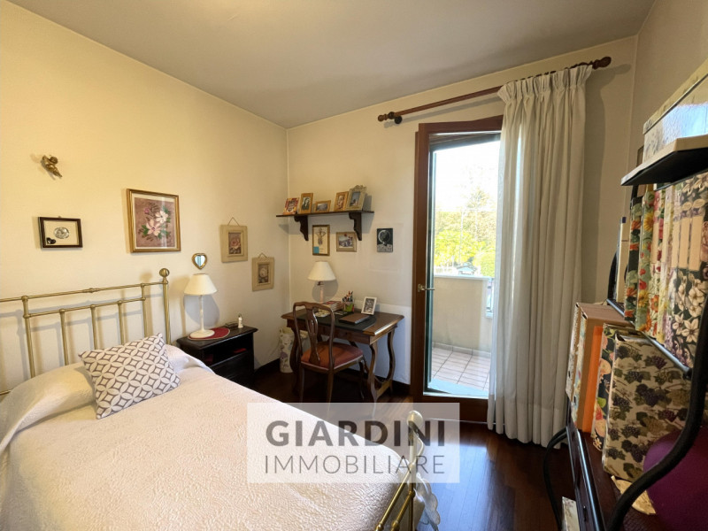 Scopri questa affascinante porzione di trifamiliare su quattro livelli, situata nel cuore di San ...