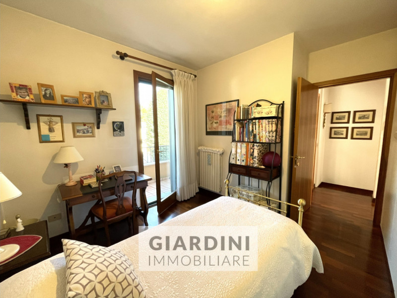 Scopri questa affascinante porzione di trifamiliare su quattro livelli, situata nel cuore di San ...