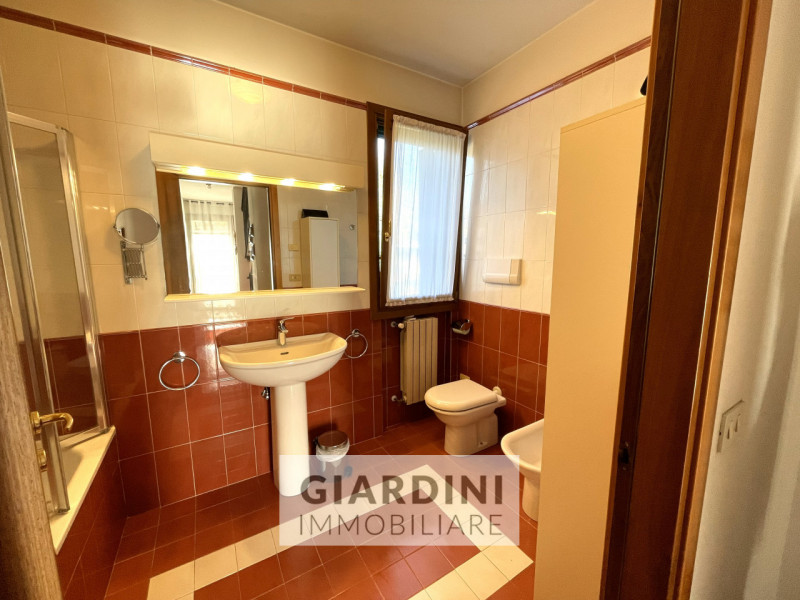 Scopri questa affascinante porzione di trifamiliare su quattro livelli, situata nel cuore di San ...