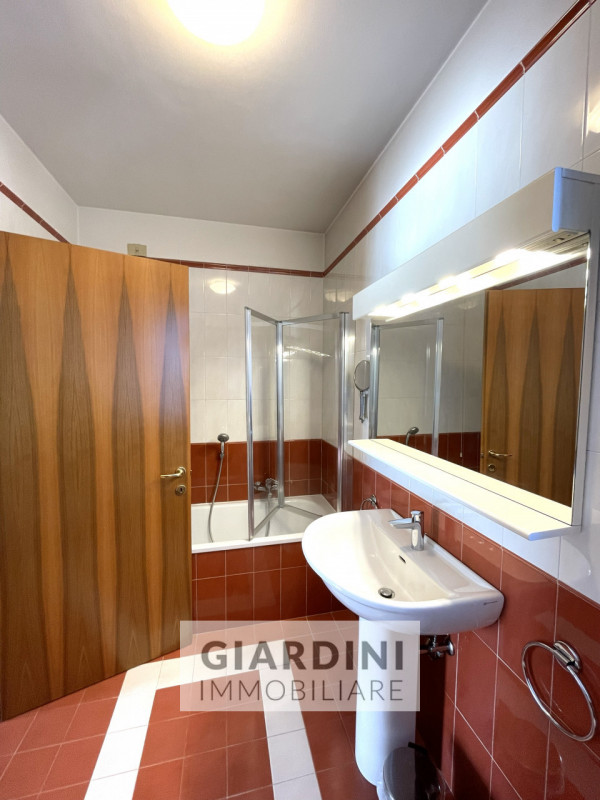 Scopri questa affascinante porzione di trifamiliare su quattro livelli, situata nel cuore di San ...