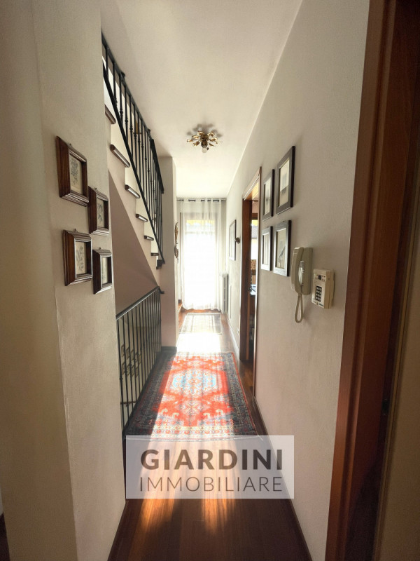 Scopri questa affascinante porzione di trifamiliare su quattro livelli, situata nel cuore di San ...