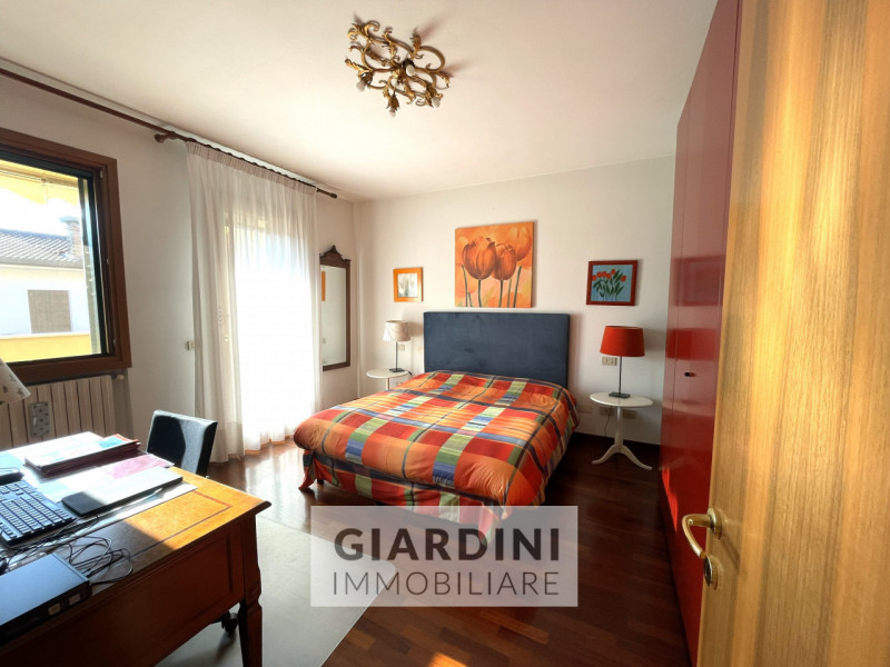 Scopri questa affascinante porzione di trifamiliare su quattro livelli, situata nel cuore di San ...