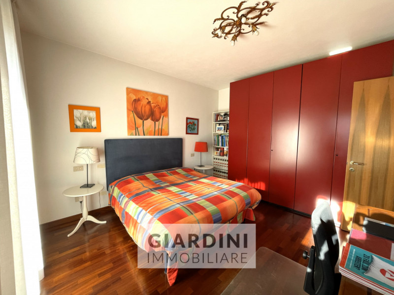 Scopri questa affascinante porzione di trifamiliare su quattro livelli, situata nel cuore di San ...