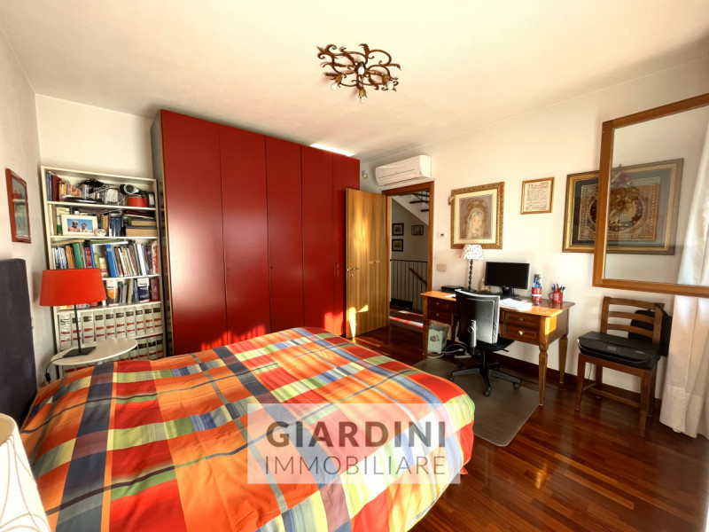 Scopri questa affascinante porzione di trifamiliare su quattro livelli, situata nel cuore di San ...