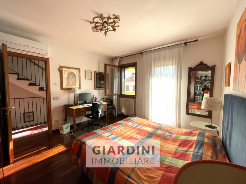 Scopri questa affascinante porzione di trifamiliare su quattro livelli, situata nel cuore di San ...