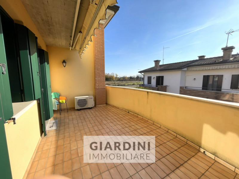 Scopri questa affascinante porzione di trifamiliare su quattro livelli, situata nel cuore di San ...