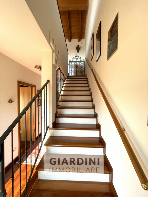 Scopri questa affascinante porzione di trifamiliare su quattro livelli, situata nel cuore di San ...