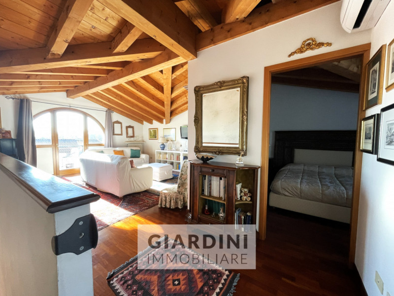 Scopri questa affascinante porzione di trifamiliare su quattro livelli, situata nel cuore di San ...