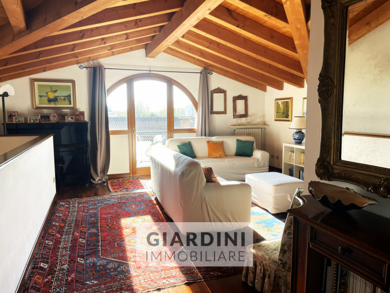 Scopri questa affascinante porzione di trifamiliare su quattro livelli, situata nel cuore di San ...