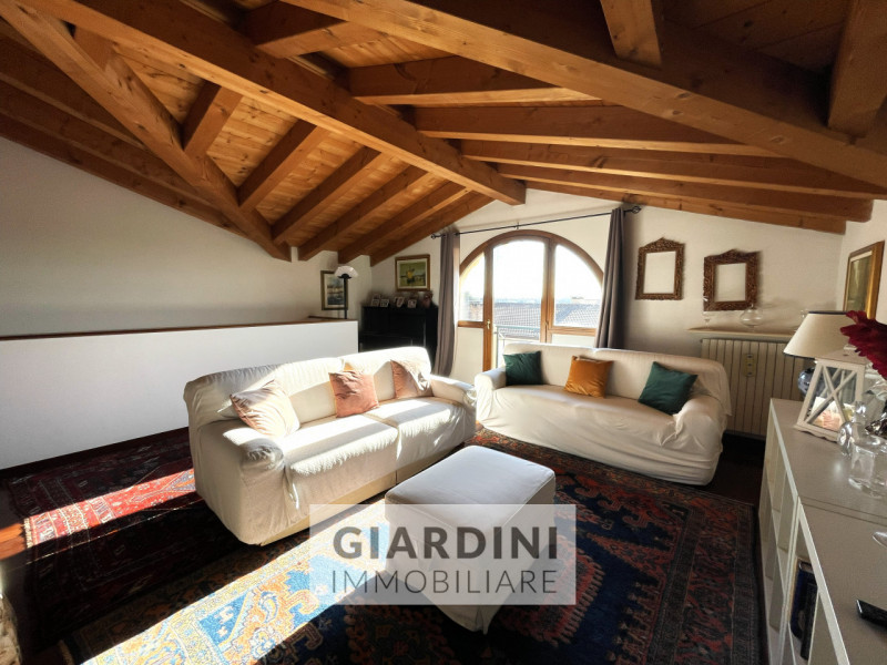 Scopri questa affascinante porzione di trifamiliare su quattro livelli, situata nel cuore di San ...