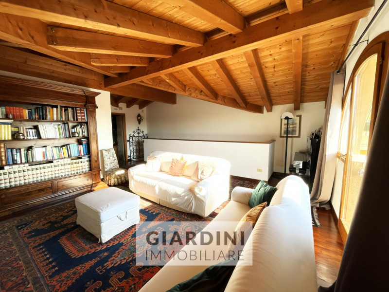 Scopri questa affascinante porzione di trifamiliare su quattro livelli, situata nel cuore di San ...