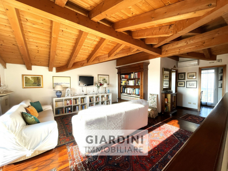 Scopri questa affascinante porzione di trifamiliare su quattro livelli, situata nel cuore di San ...