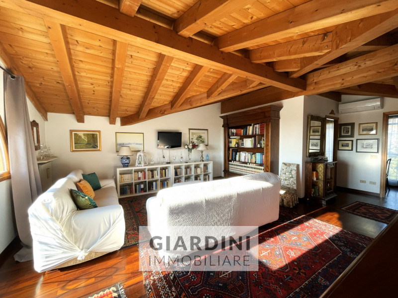 Scopri questa affascinante porzione di trifamiliare su quattro livelli, situata nel cuore di San ...