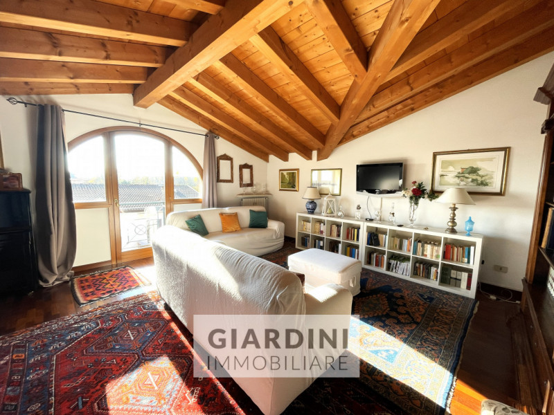 Scopri questa affascinante porzione di trifamiliare su quattro livelli, situata nel cuore di San ...