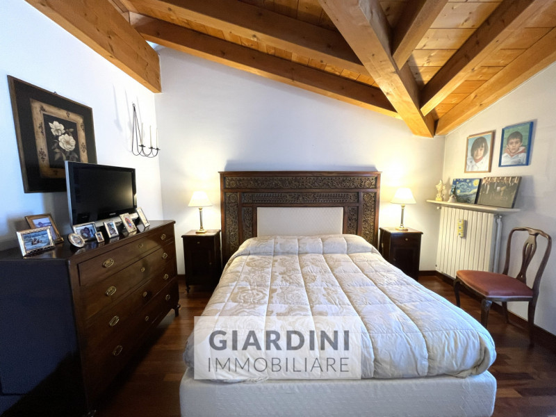 Scopri questa affascinante porzione di trifamiliare su quattro livelli, situata nel cuore di San ...