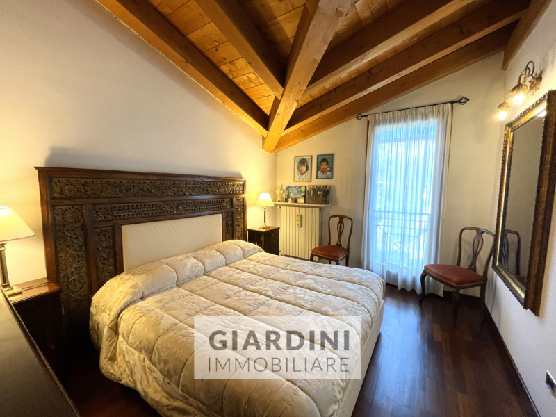 Scopri questa affascinante porzione di trifamiliare su quattro livelli, situata nel cuore di San ...