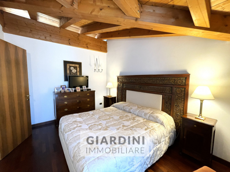 Scopri questa affascinante porzione di trifamiliare su quattro livelli, situata nel cuore di San ...