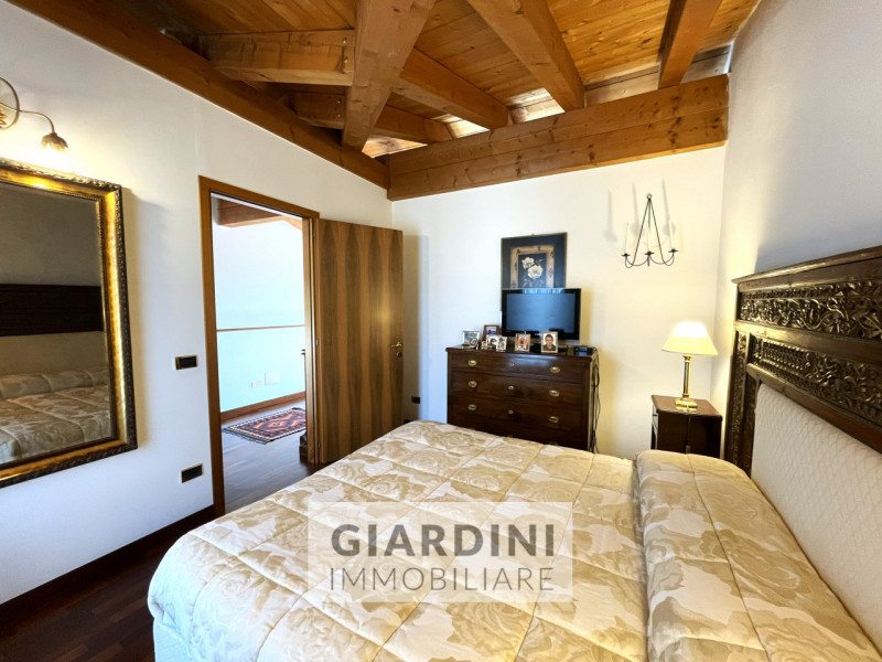 Scopri questa affascinante porzione di trifamiliare su quattro livelli, situata nel cuore di San ...