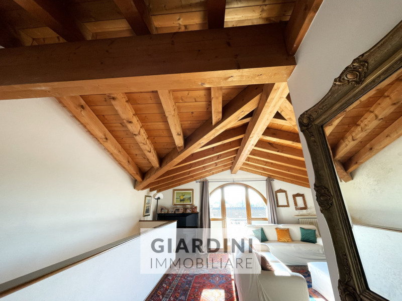 Scopri questa affascinante porzione di trifamiliare su quattro livelli, situata nel cuore di San ...