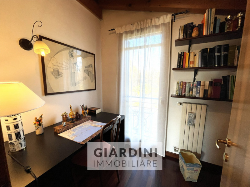 Scopri questa affascinante porzione di trifamiliare su quattro livelli, situata nel cuore di San ...