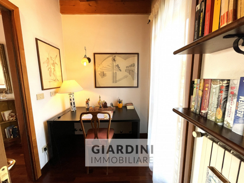 Scopri questa affascinante porzione di trifamiliare su quattro livelli, situata nel cuore di San ...