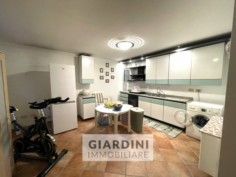 Scopri questa affascinante porzione di trifamiliare su quattro livelli, situata nel cuore di San ...