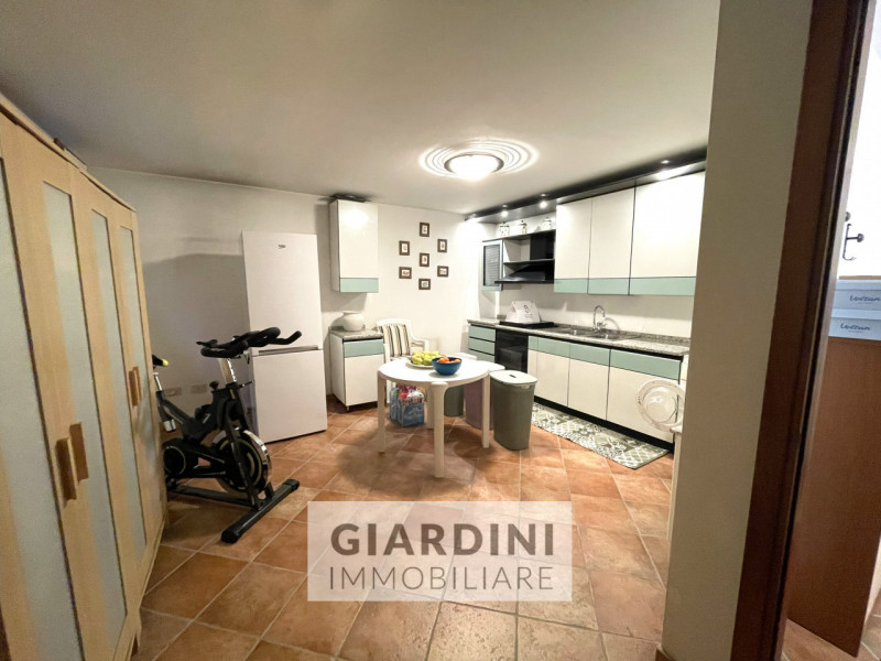 Scopri questa affascinante porzione di trifamiliare su quattro livelli, situata nel cuore di San ...