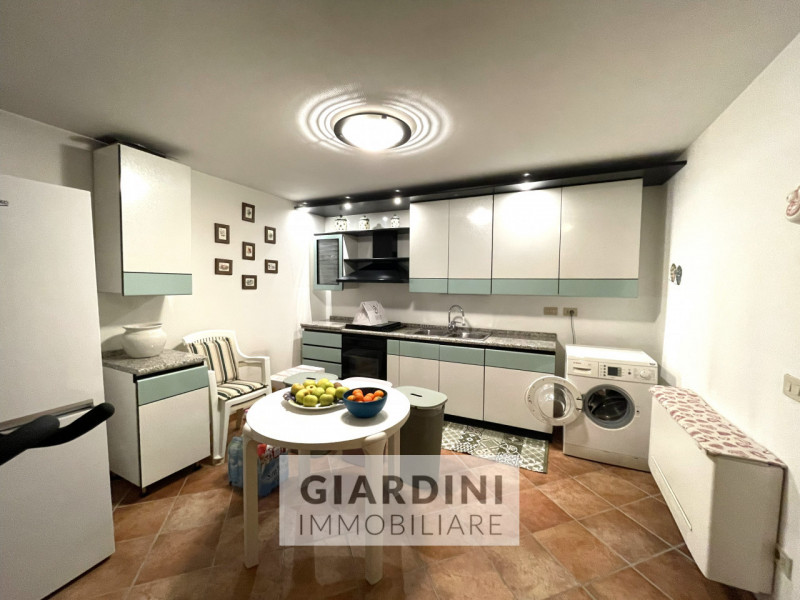 Scopri questa affascinante porzione di trifamiliare su quattro livelli, situata nel cuore di San ...