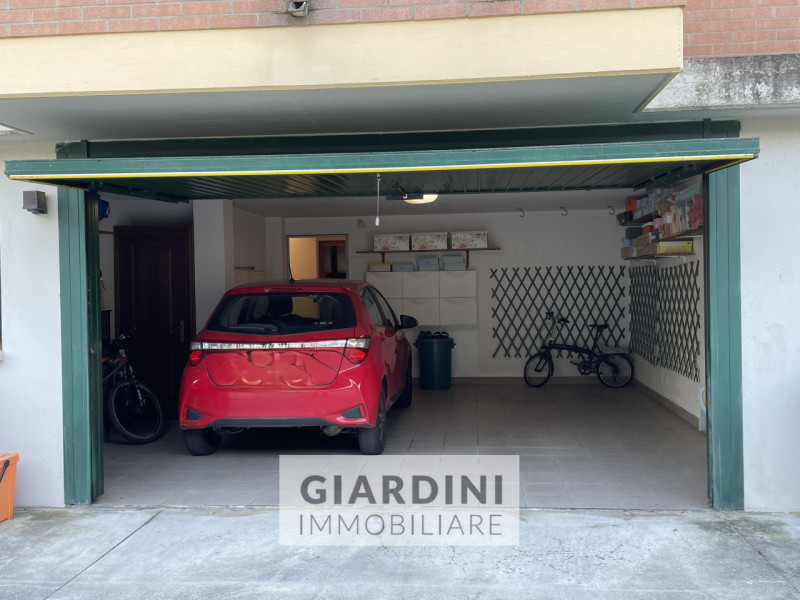 Scopri questa affascinante porzione di trifamiliare su quattro livelli, situata nel cuore di San ...