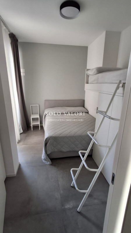 Scopri il tuo nuovo rifugio nel cuore di Jesolo, precisamente nella rinomata zona di Piazza Marco...