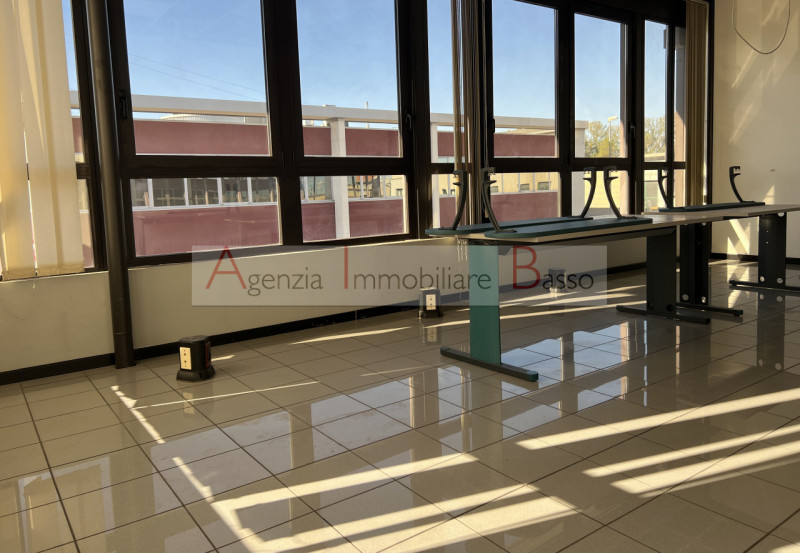 PADOVA – ZONA INDUSTRIALE, VIA VIGONOVESE. In posizione ad altissima visibilità e comoda ai mezzi...