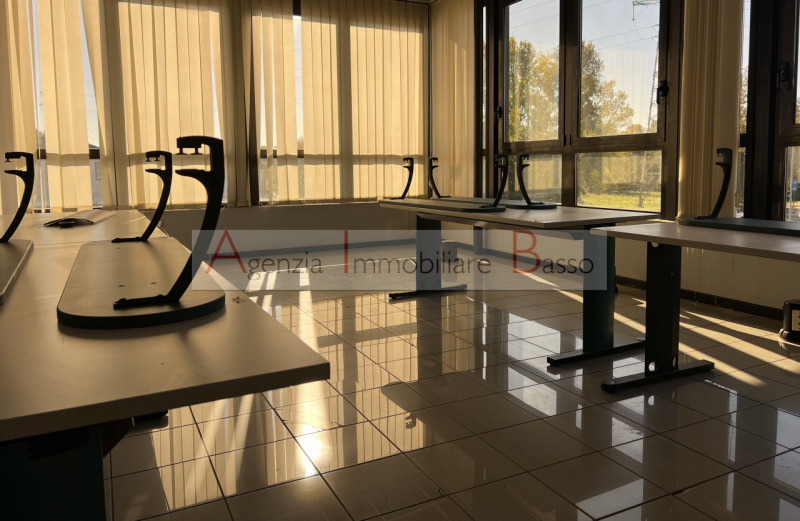 PADOVA – ZONA INDUSTRIALE, VIA VIGONOVESE. In posizione ad altissima visibilità e comoda ai mezzi...