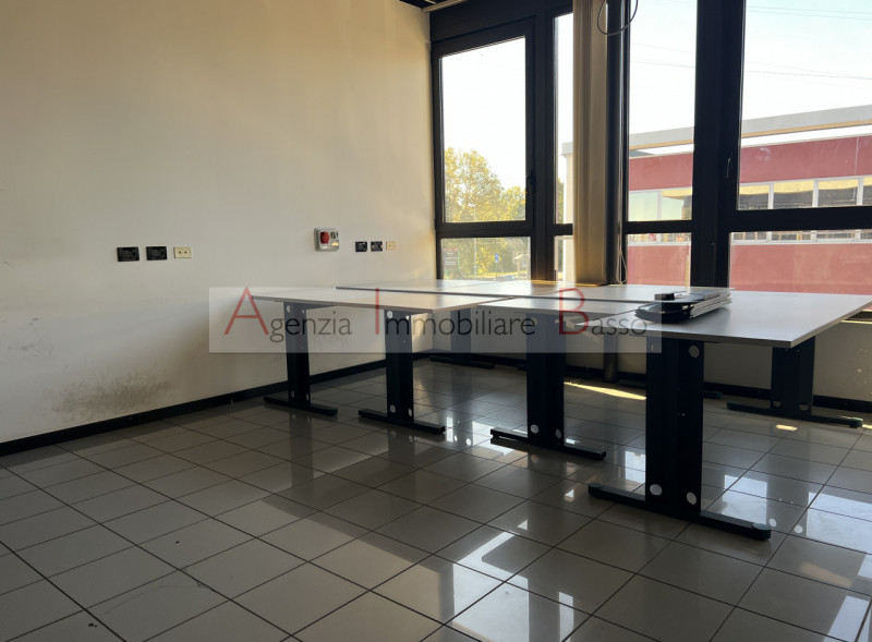 PADOVA – ZONA INDUSTRIALE, VIA VIGONOVESE. In posizione ad altissima visibilità e comoda ai mezzi...