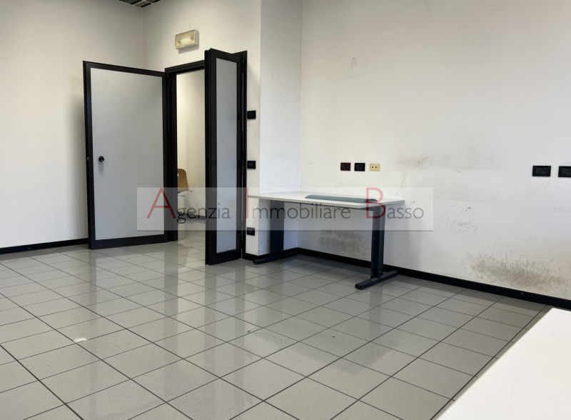 PADOVA – ZONA INDUSTRIALE, VIA VIGONOVESE. In posizione ad altissima visibilità e comoda ai mezzi...