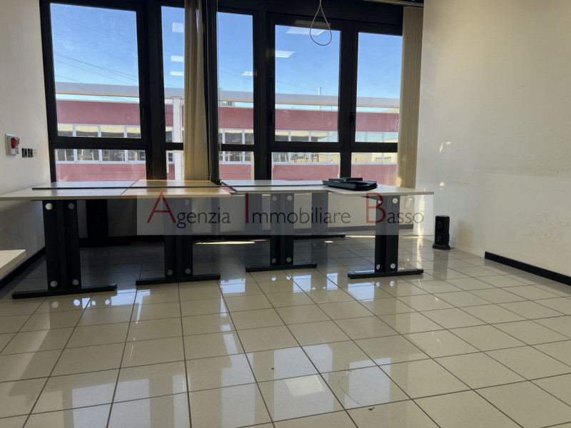 PADOVA – ZONA INDUSTRIALE, VIA VIGONOVESE. In posizione ad altissima visibilità e comoda ai mezzi...