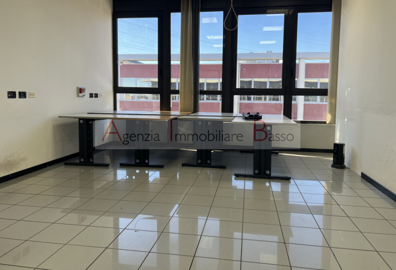 PADOVA – ZONA INDUSTRIALE, VIA VIGONOVESE. In posizione ad altissima visibilità e comoda ai mezzi...