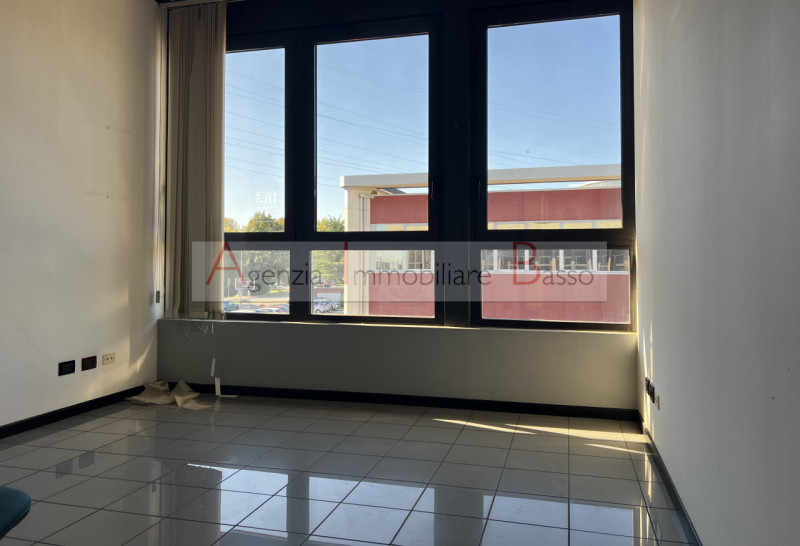 PADOVA – ZONA INDUSTRIALE, VIA VIGONOVESE. In posizione ad altissima visibilità e comoda ai mezzi...