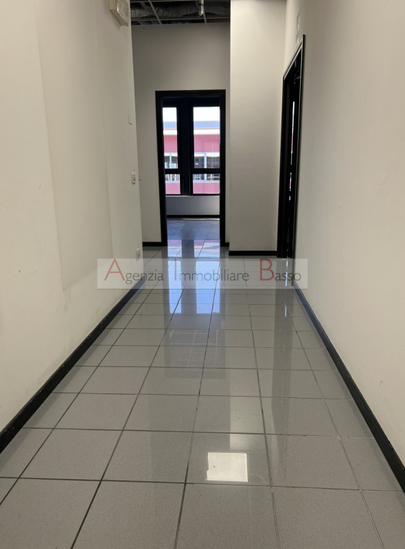 PADOVA – ZONA INDUSTRIALE, VIA VIGONOVESE. In posizione ad altissima visibilità e comoda ai mezzi...