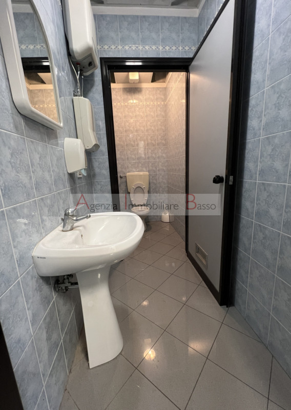 PADOVA – ZONA INDUSTRIALE, VIA VIGONOVESE. In posizione ad altissima visibilità e comoda ai mezzi...