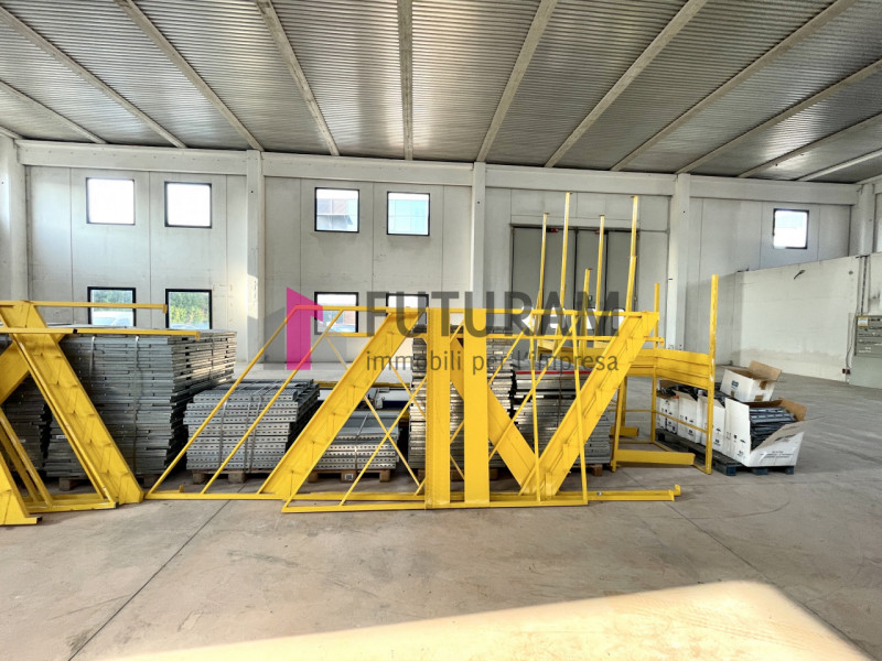 RIF: 120NM - RUBANO (PD) - PER INFO 340 335 8378 - 0444/310220

propongo in vendita un capannone ...