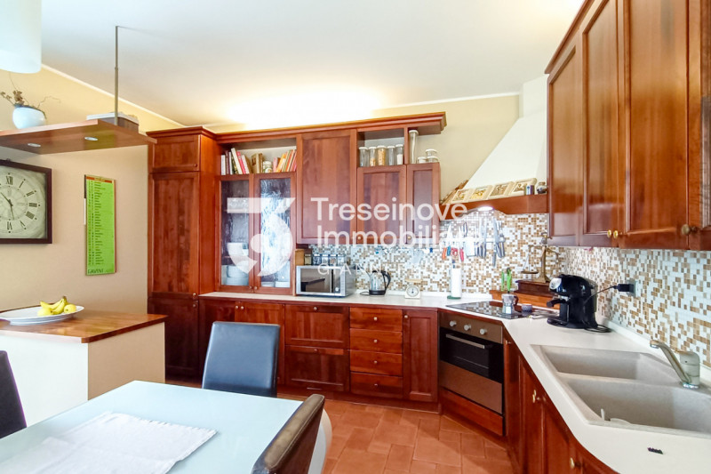 (Per INFO Feltrin ing. Gianni 3288349492) In posizione centralissima e comoda a tutti i servizi, ...