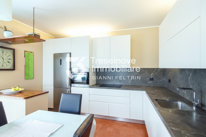 (Per INFO Feltrin ing. Gianni 3288349492) In posizione centralissima e comoda a tutti i servizi, ...